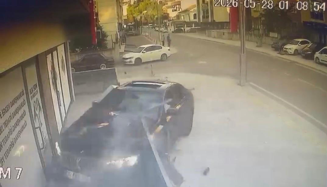 kontrolden cikan otomobil danismanlik merkezine daldi o anlar kamerada 0