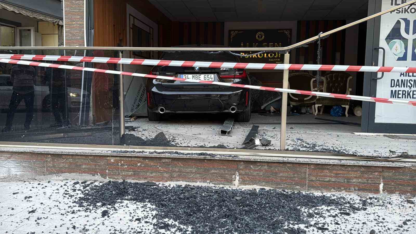 kontrolden cikan otomobil danismanlik merkezine daldi o anlar kamerada 2 p3S6A5Ie