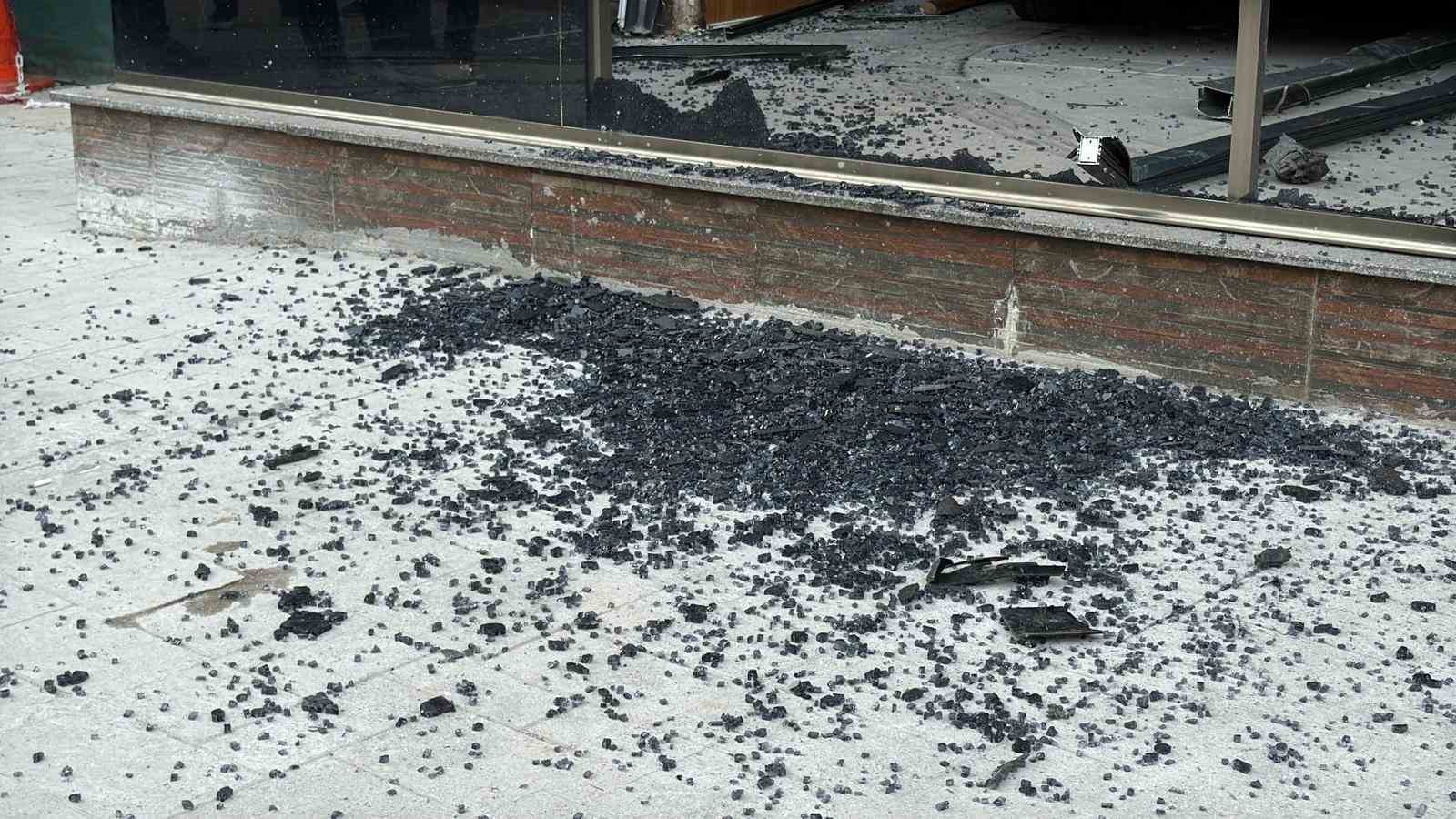 kontrolden cikan otomobil danismanlik merkezine daldi o anlar kamerada 3