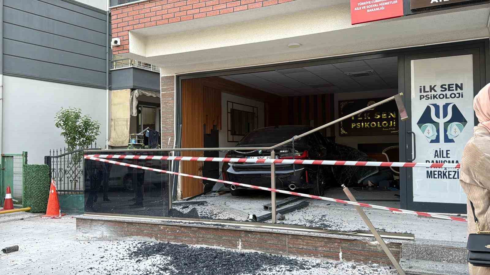 kontrolden cikan otomobil danismanlik merkezine daldi o anlar kamerada 4 YdrcELpZ