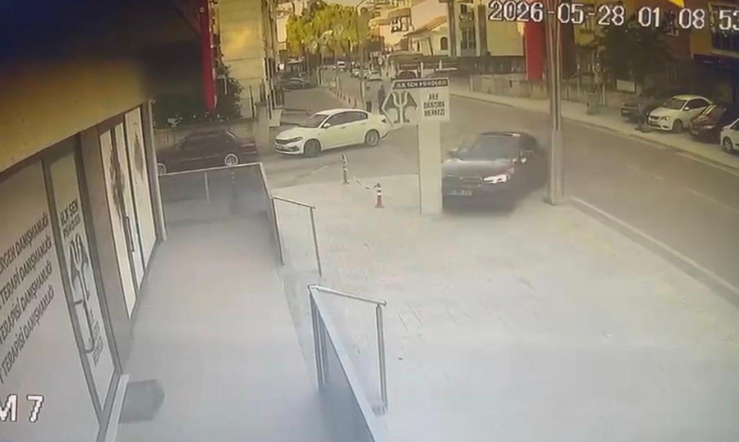 kontrolden cikan otomobil danismanlik merkezine daldi o anlar kamerada 6 P53tzX5e