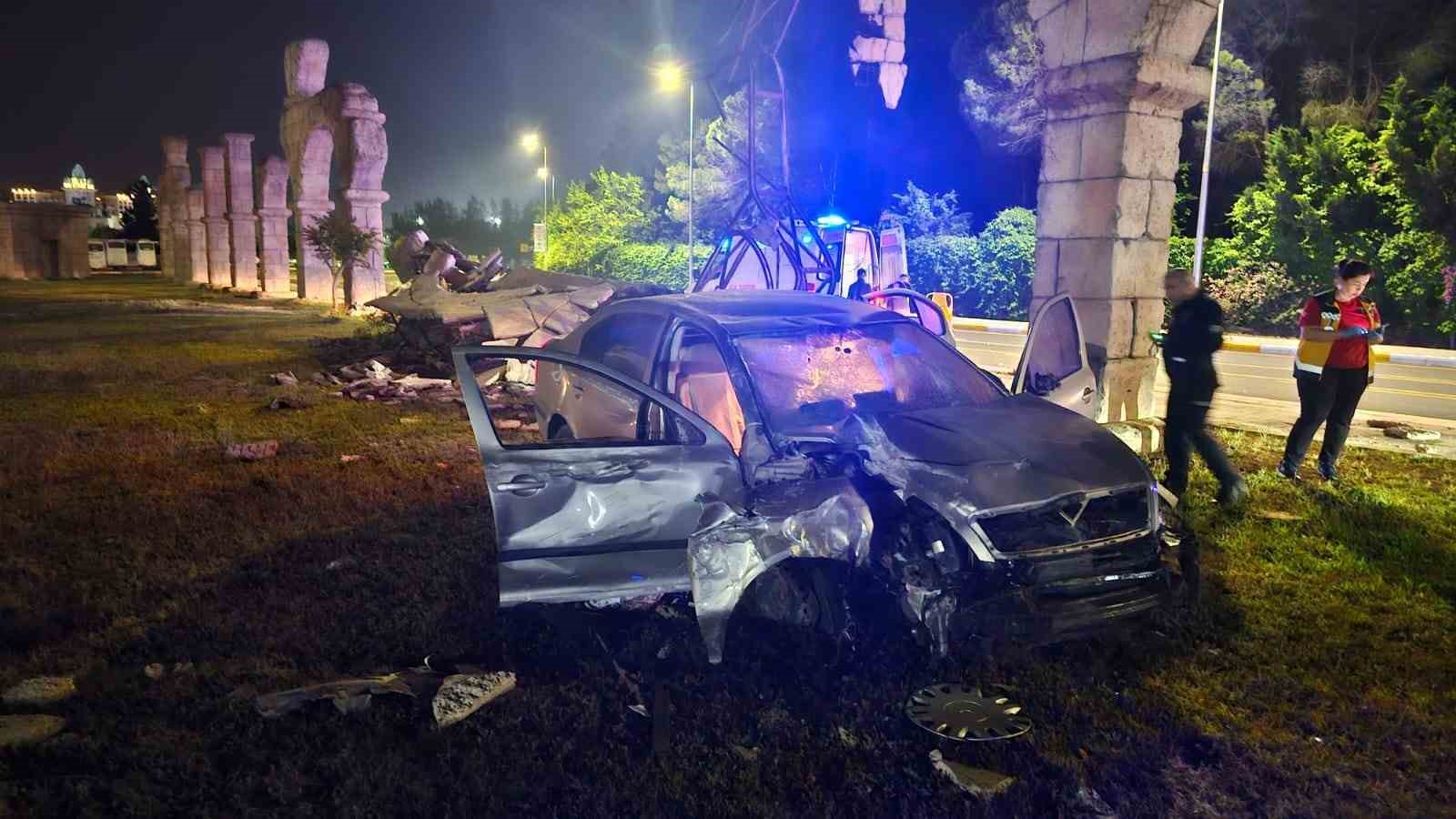 kontrolden cikan otomobil dekoratif surlara carpti 4 yarali 1 OSRlFwvr