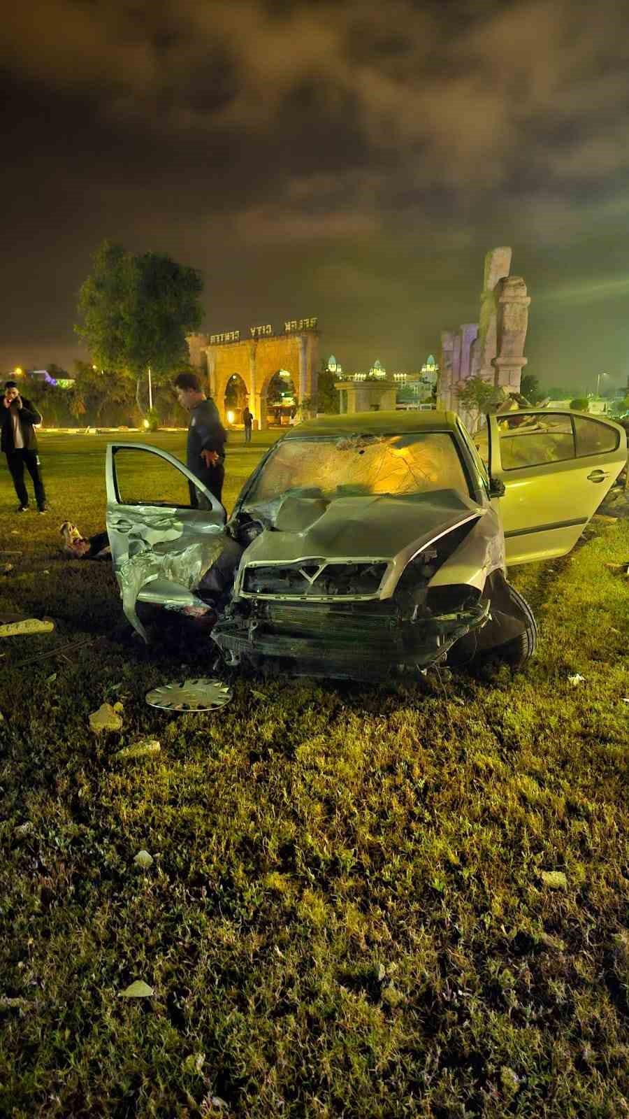 kontrolden cikan otomobil dekoratif surlara carpti 4 yarali 3 APKrF21v