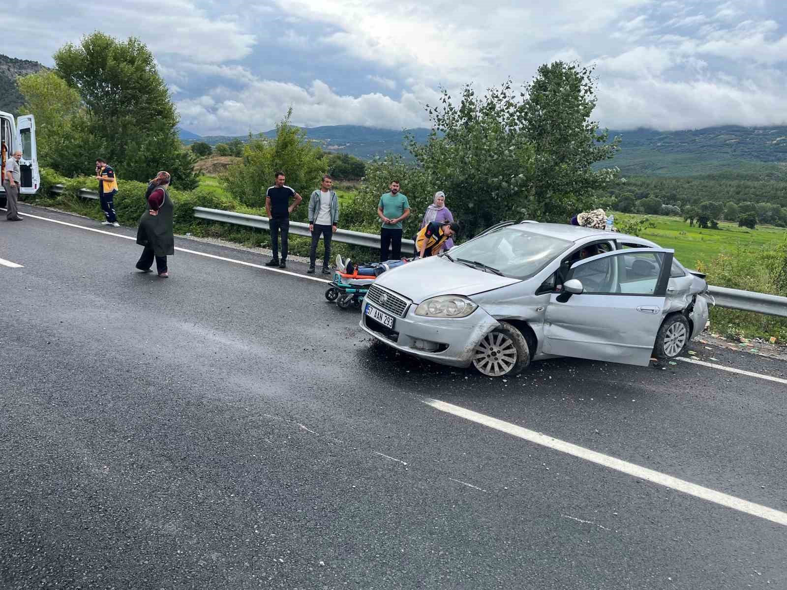 kontrolden cikan otomobil demir bariyerlere carpti 5 yarali 1 ysvmgKvq