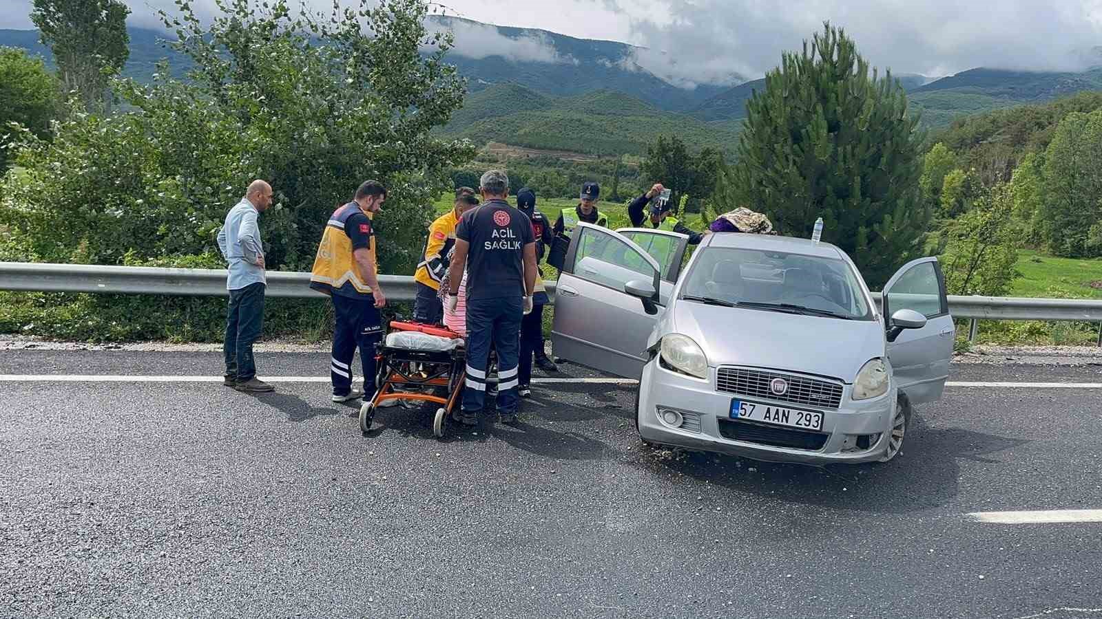 kontrolden cikan otomobil demir bariyerlere carpti 5 yarali 2 FQ9d5GFK