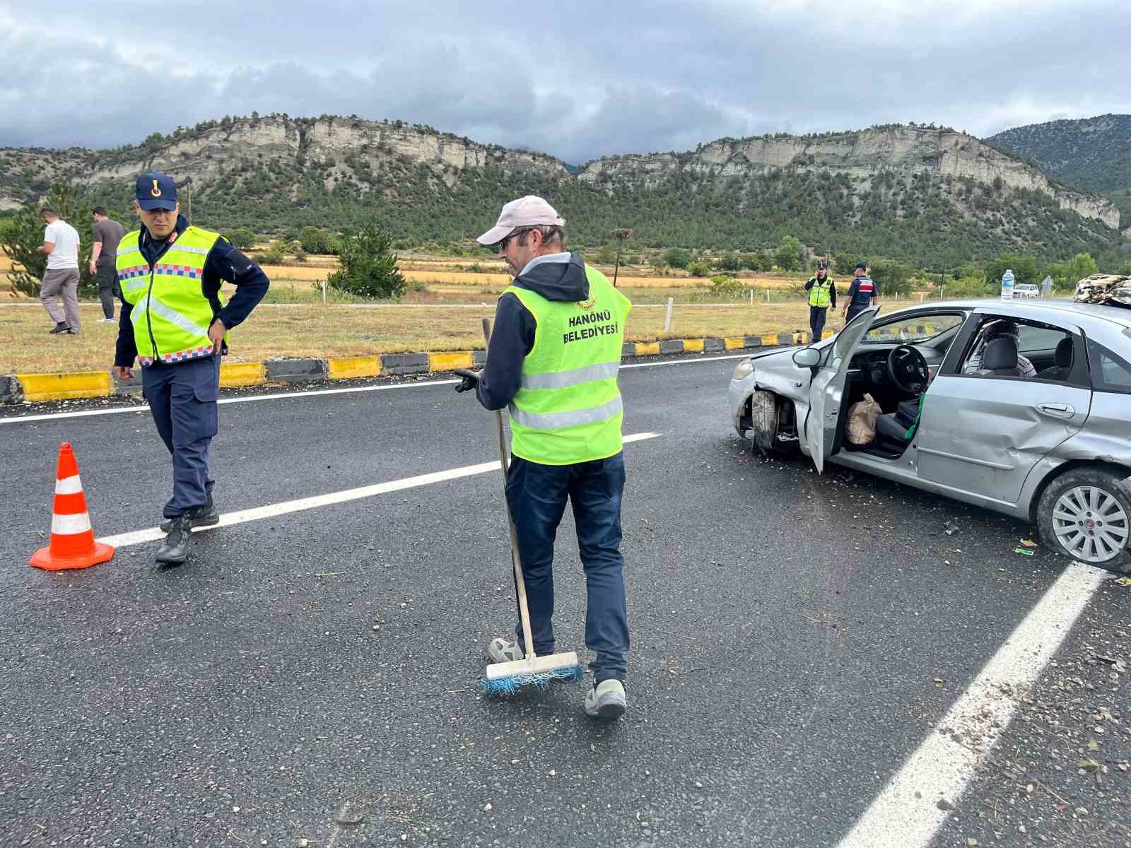 kontrolden cikan otomobil demir bariyerlere carpti 5 yarali 3 z3eMtRlX
