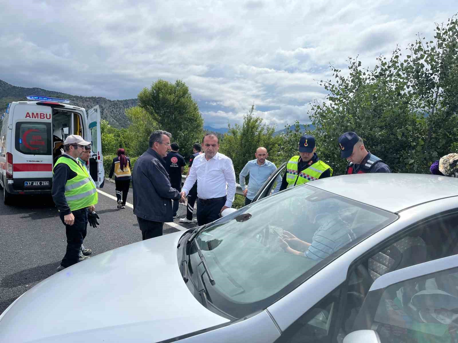 kontrolden cikan otomobil demir bariyerlere carpti 5 yarali 4 85CgFbZt