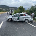 kontrolden-cikan-otomobil-demir-bariyerlere-carpti-5-yarali-47db9xfu.jpg