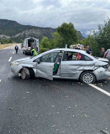kontrolden-cikan-otomobil-demir-bariyerlere-carpti-5-yarali-47db9xfu.jpg