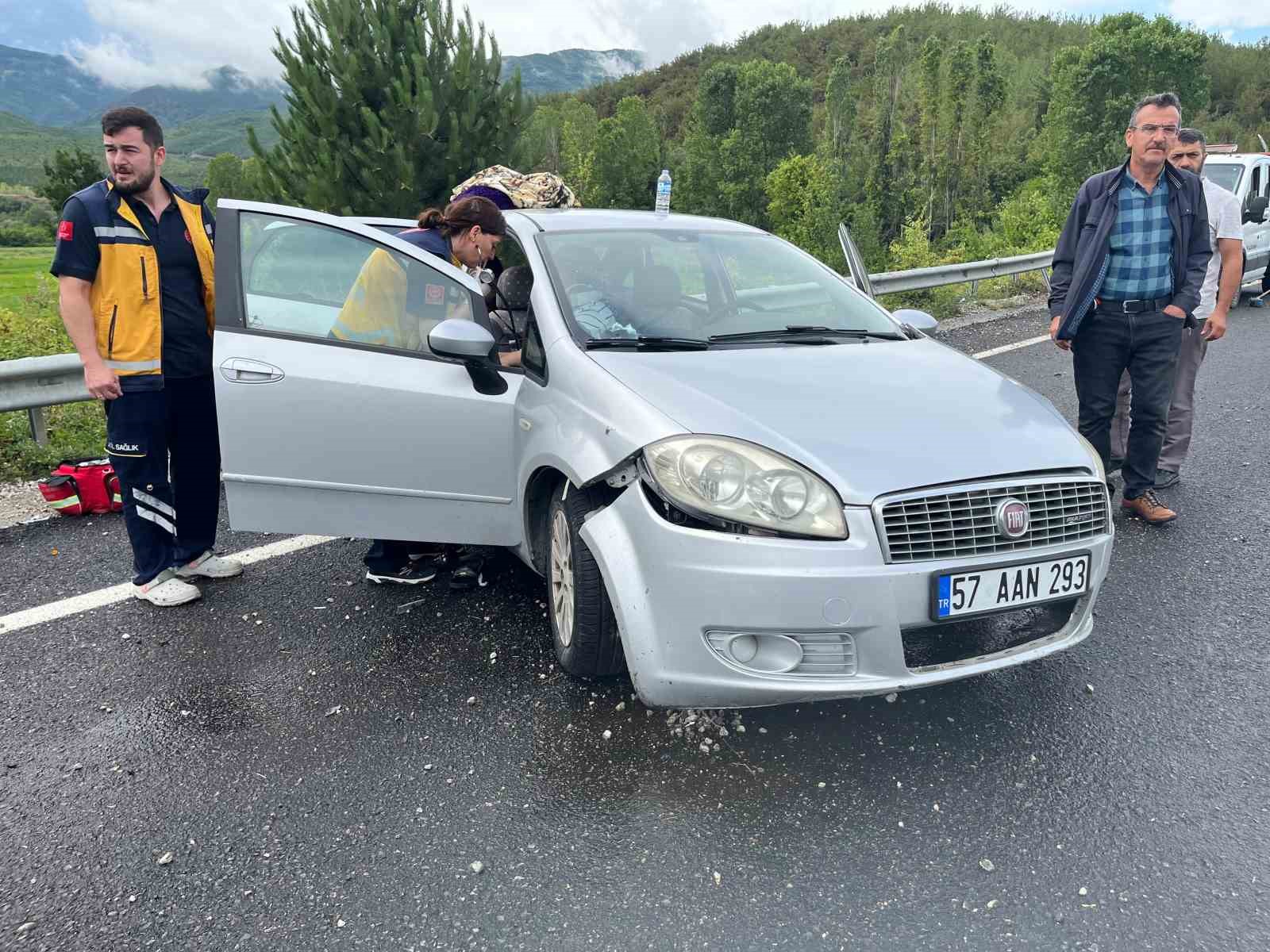 kontrolden cikan otomobil demir bariyerlere carpti 5 yarali 5 bslp4Hmq
