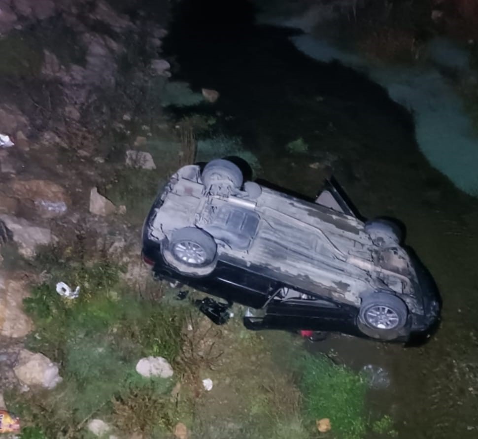 Kontrolden çıkan otomobil dereye uçtu: 1 ölü, 1 yaralı 5 kontrolden cikan otomobil dereye uctu 1 olu 1 yarali 1 ZBZB5cmv