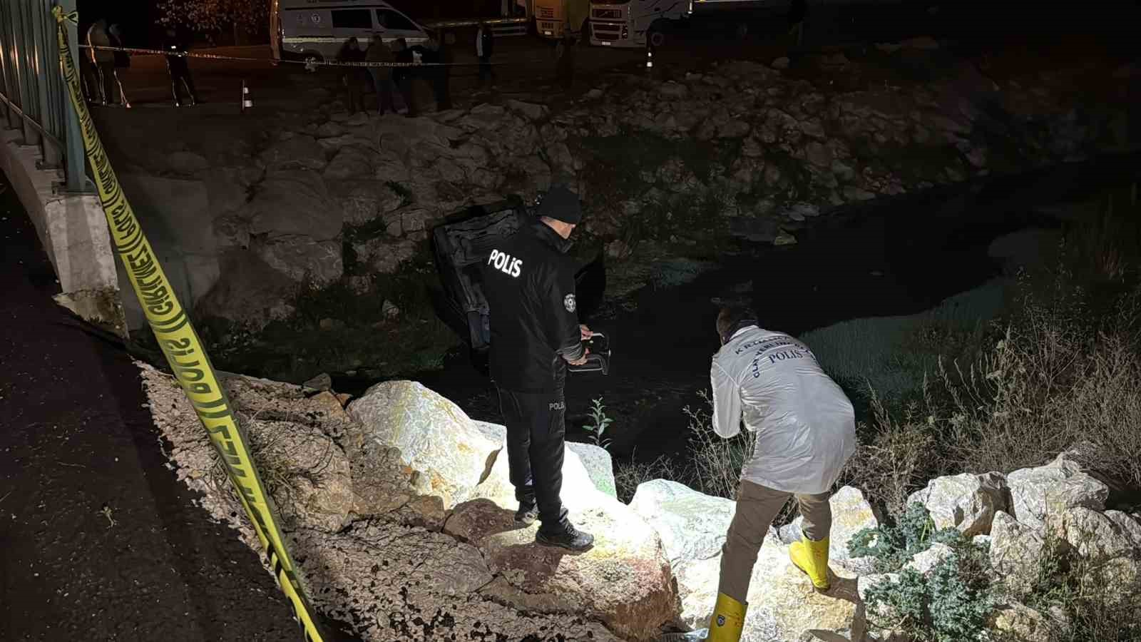 Kontrolden çıkan otomobil dereye uçtu: 1 ölü, 1 yaralı 6 kontrolden cikan otomobil dereye uctu 1 olu 1 yarali 2 CvXOvBVM
