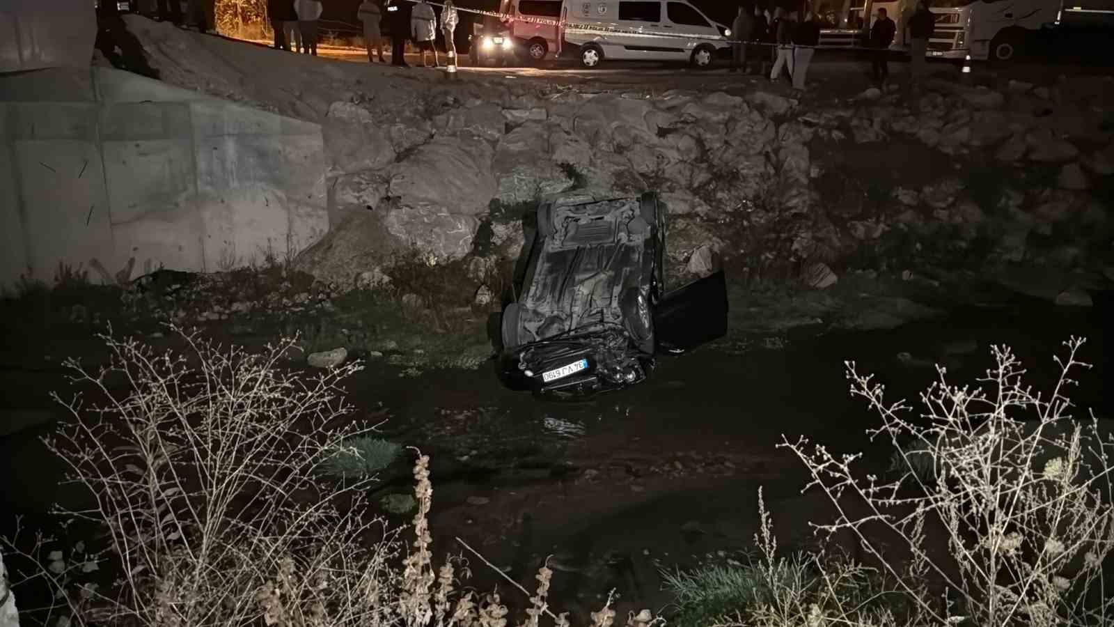 Kontrolden çıkan otomobil dereye uçtu: 1 ölü, 1 yaralı 7 kontrolden cikan otomobil dereye uctu 1 olu 1 yarali 3 zQ4tpE9e