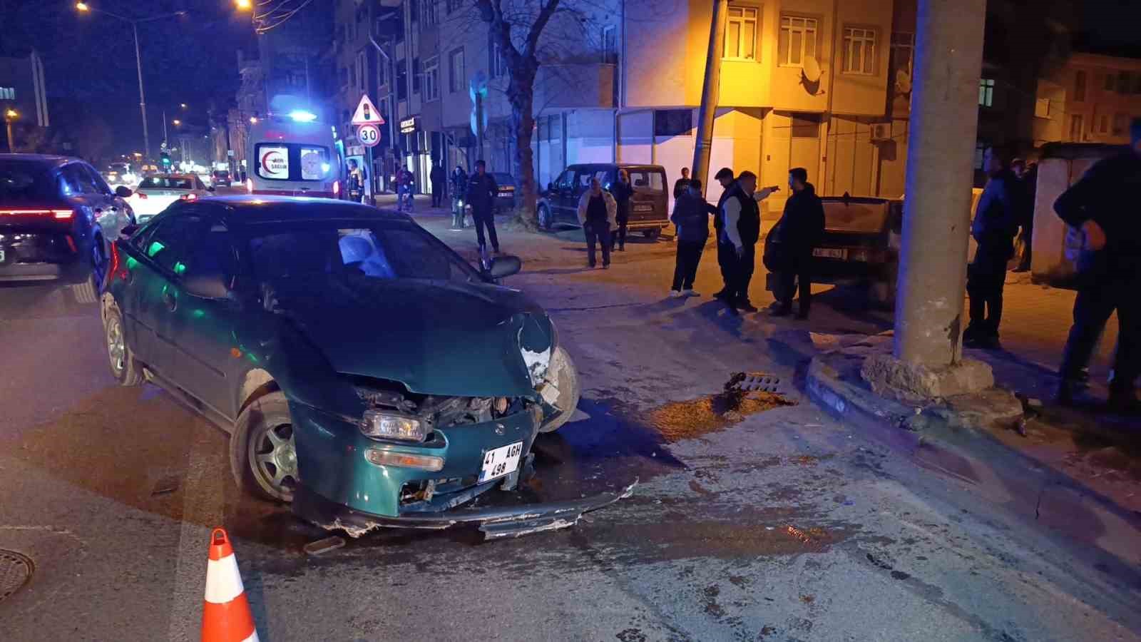 Kontrolden çıkan otomobil direğe çarptı: 3 yaralı 4 kontrolden cikan otomobil direge carpti 3 yarali 0 4Ol5YFcn