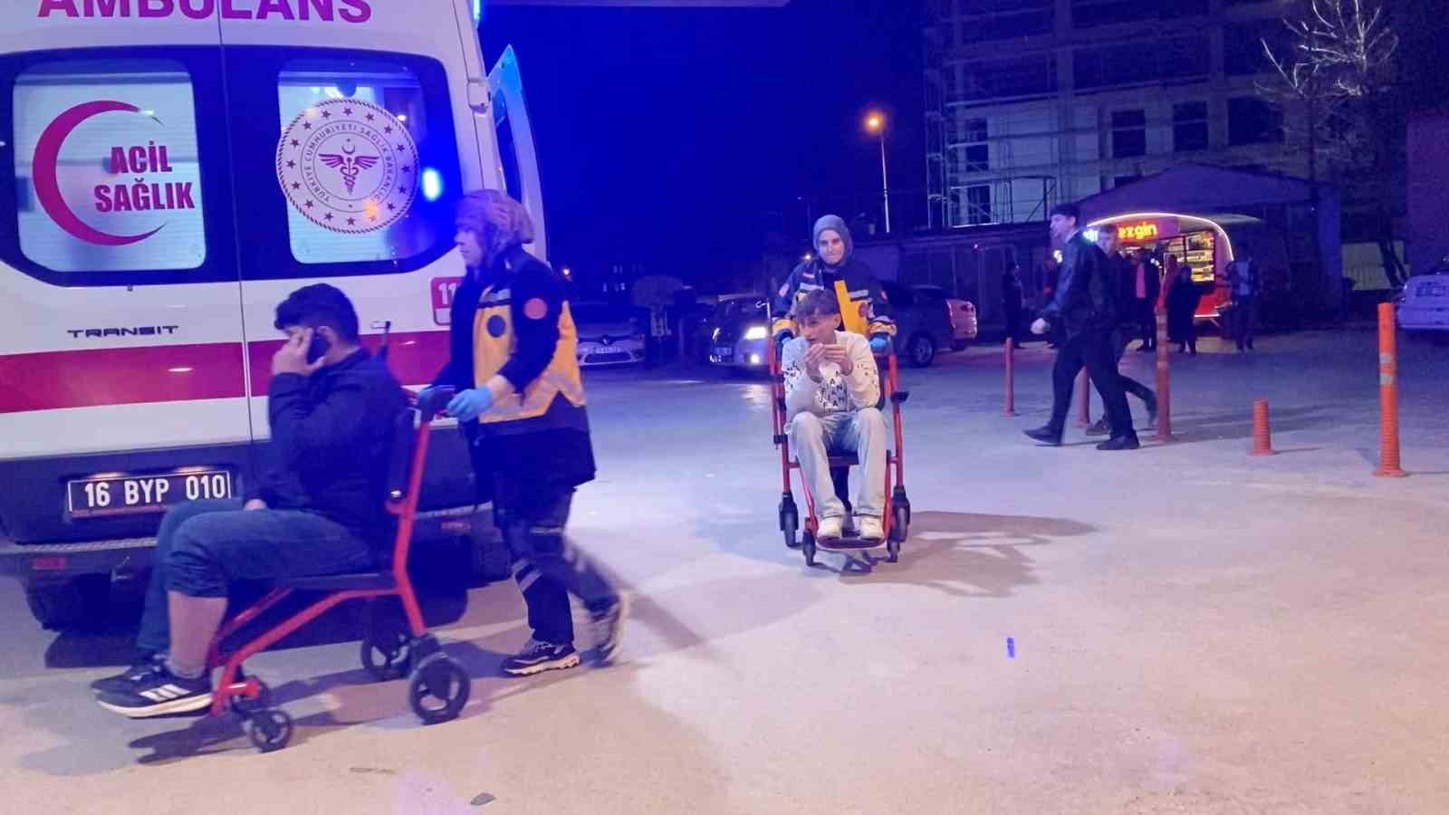 Kontrolden çıkan otomobil direğe çarptı: 3 yaralı 5 kontrolden cikan otomobil direge carpti 3 yarali 1 qmARsQ7r