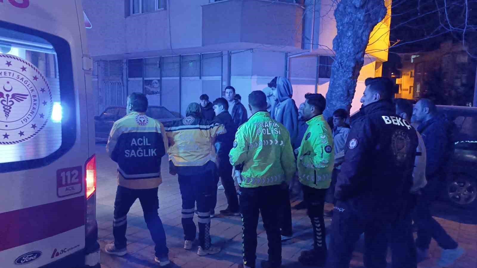 Kontrolden çıkan otomobil direğe çarptı: 3 yaralı 7 kontrolden cikan otomobil direge carpti 3 yarali 3 RyEnYIur