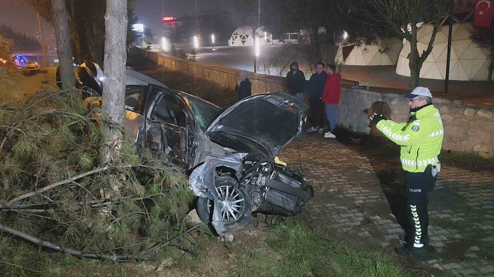 kontrolden cikan otomobil direk ve agaclara carpti 1 yarali 0