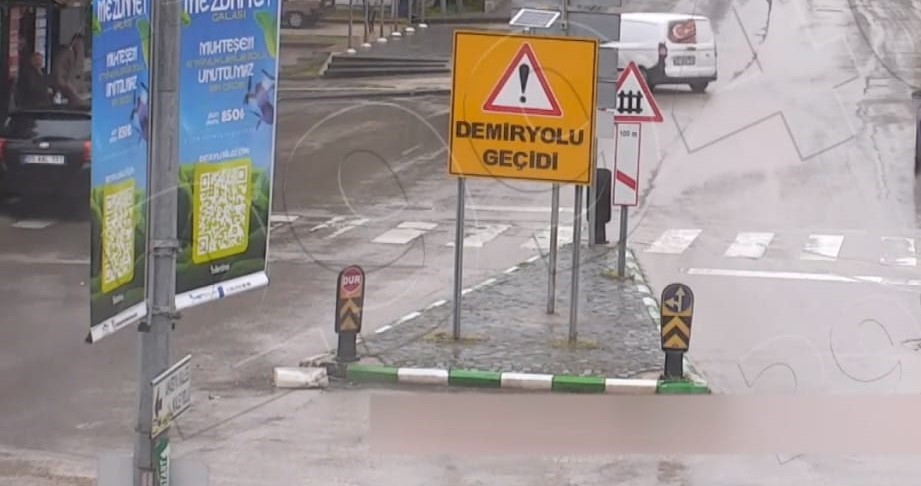 kontrolden cikan otomobil durakta bekleyenleri teget gecti o anlar kamerada 1 d4qJgbP1
