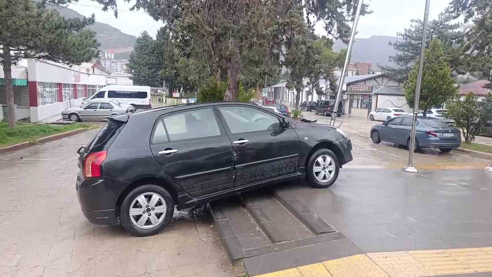 kontrolden cikan otomobil durakta bekleyenleri teget gecti o anlar kamerada 3