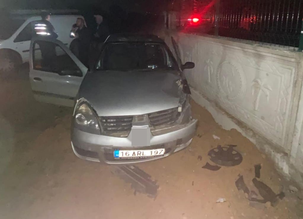 kontrolden cikan otomobil duvara carpti 3 kisi yaralandi 1 6EFPFUHJ