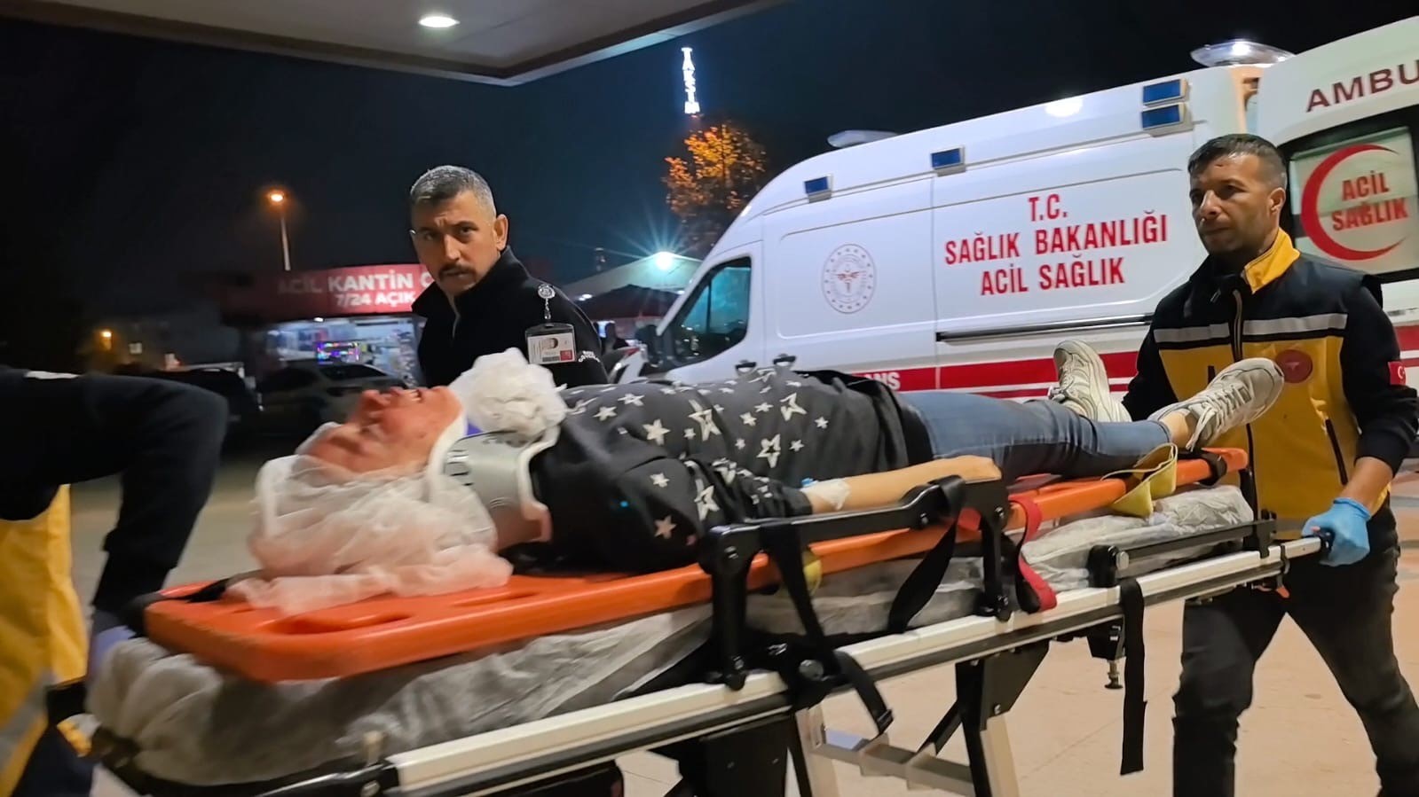 kontrolden cikan otomobil duvara carpti 3 kisi yaralandi 3 SgzpKrir