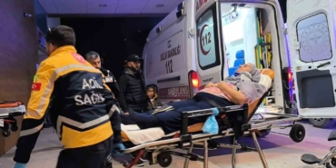 kontrolden-cikan-otomobil-duvara-carpti-3-kisi-yaralandi-F8WOYfjf.jpg