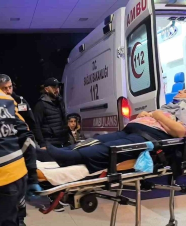 kontrolden-cikan-otomobil-duvara-carpti-3-kisi-yaralandi-F8WOYfjf.jpg