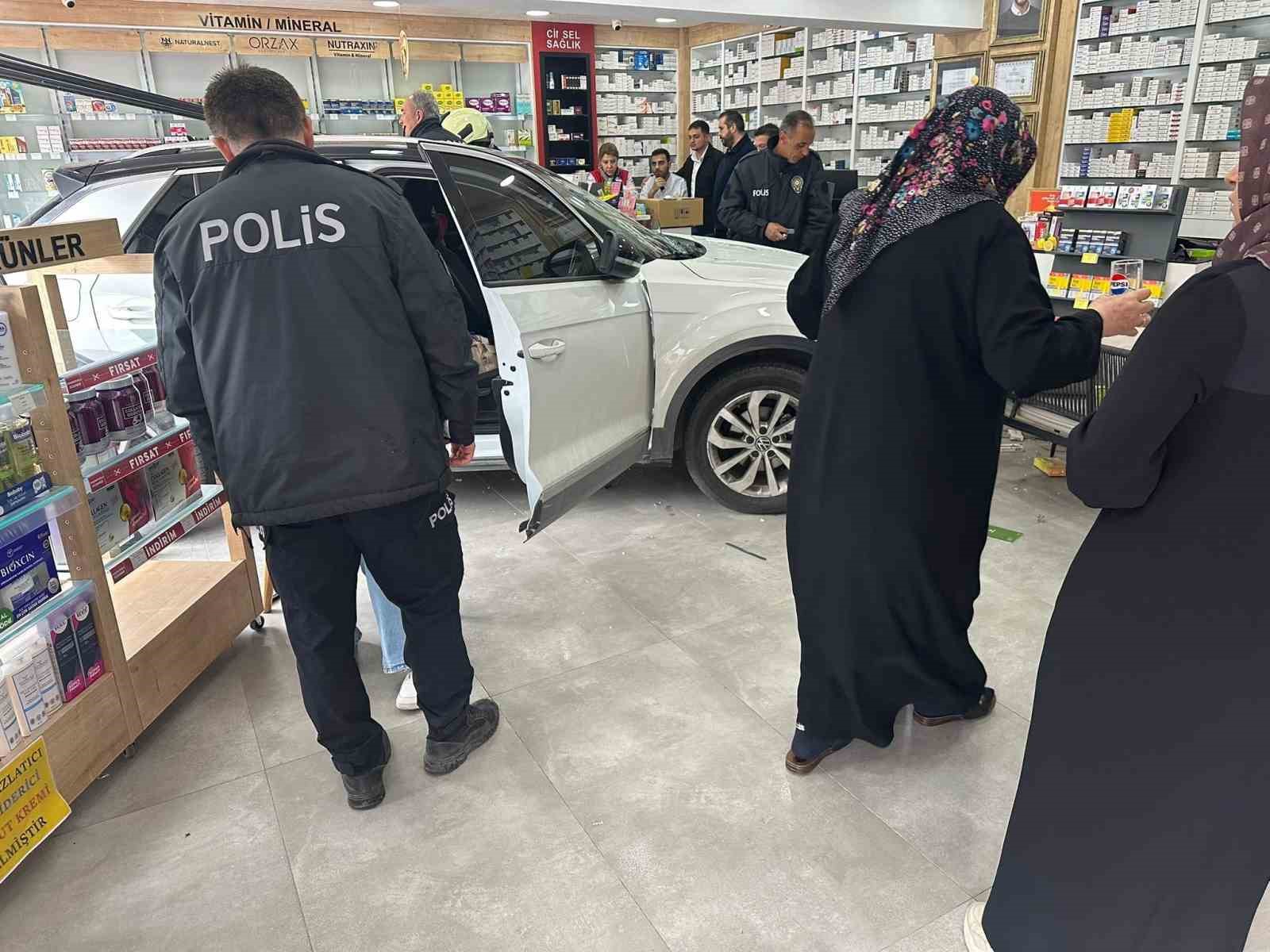kontrolden cikan otomobil eczaneye daldi 1 yarali 0 IFN4IevT
