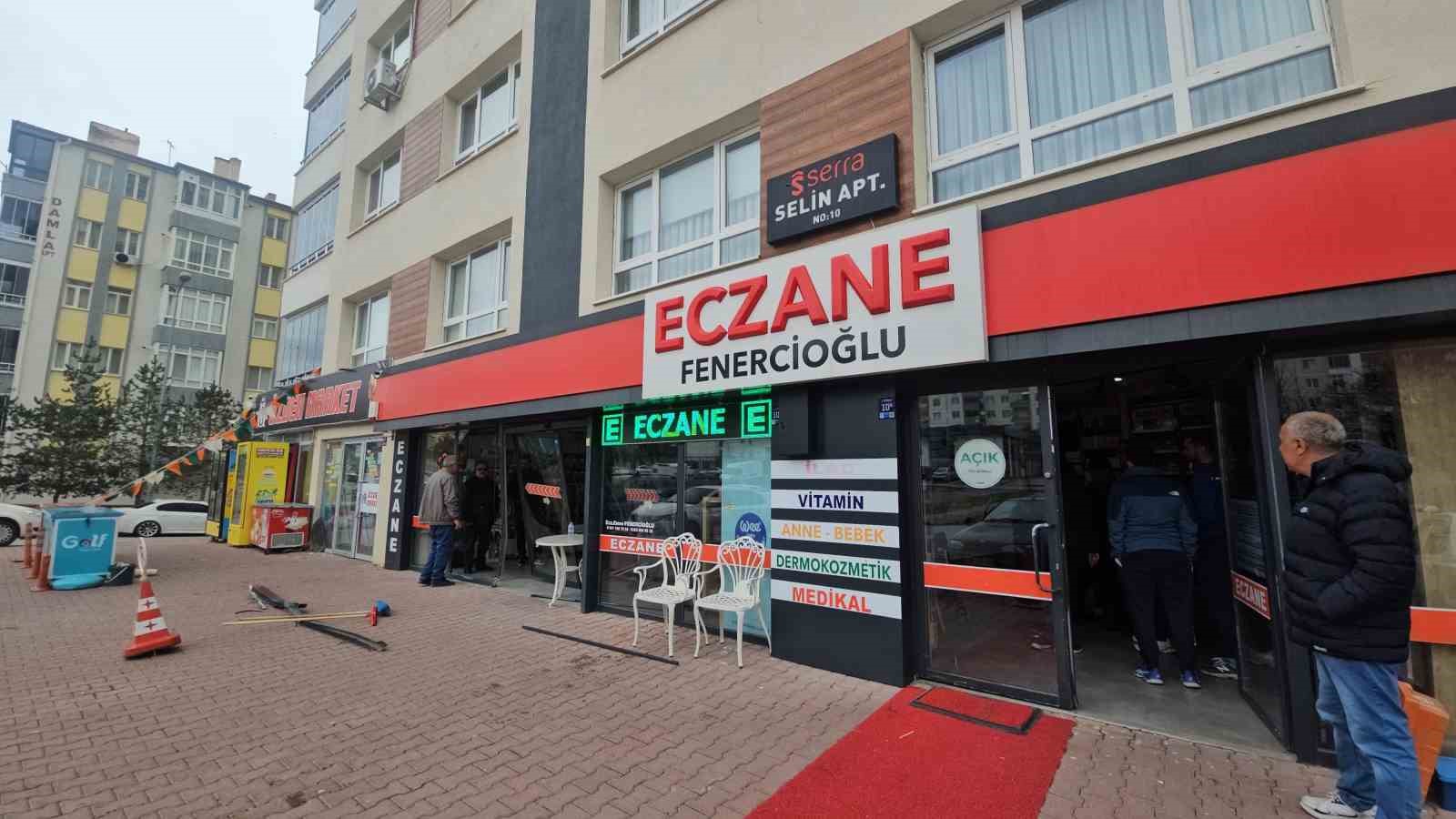 kontrolden cikan otomobil eczaneye daldi 1 yarali 1 ABDKvlm3