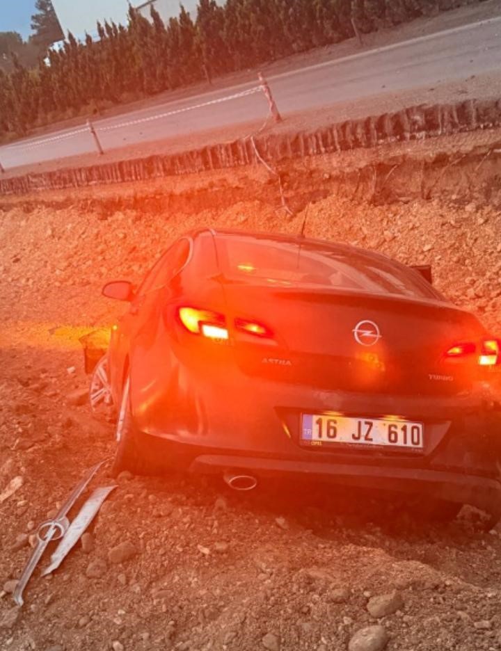 Kontrolden çıkan otomobil inşaata uçtu: 2 yaralı 4 kontrolden cikan otomobil insaata uctu 2 yarali 0 VJlplf8m