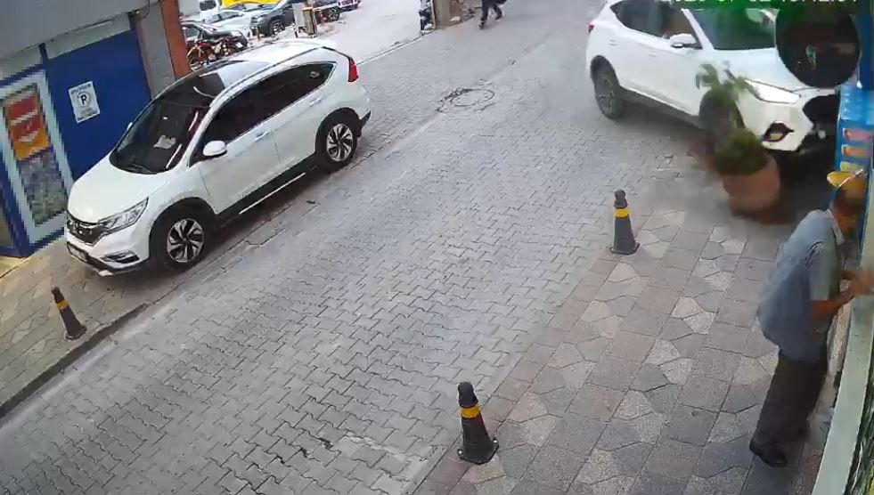Kontrolden çıkan otomobil iş yerine daldı, facianın eşiğinden dönüldü 4 kontrolden cikan otomobil is yerine daldi facianin esiginden donuldu 0 vaJYvZfN
