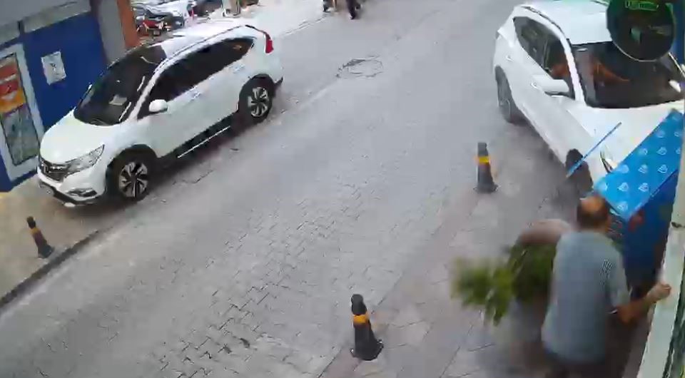 Kontrolden çıkan otomobil iş yerine daldı, facianın eşiğinden dönüldü 5 kontrolden cikan otomobil is yerine daldi facianin esiginden donuldu 1 6pHAl1Rf
