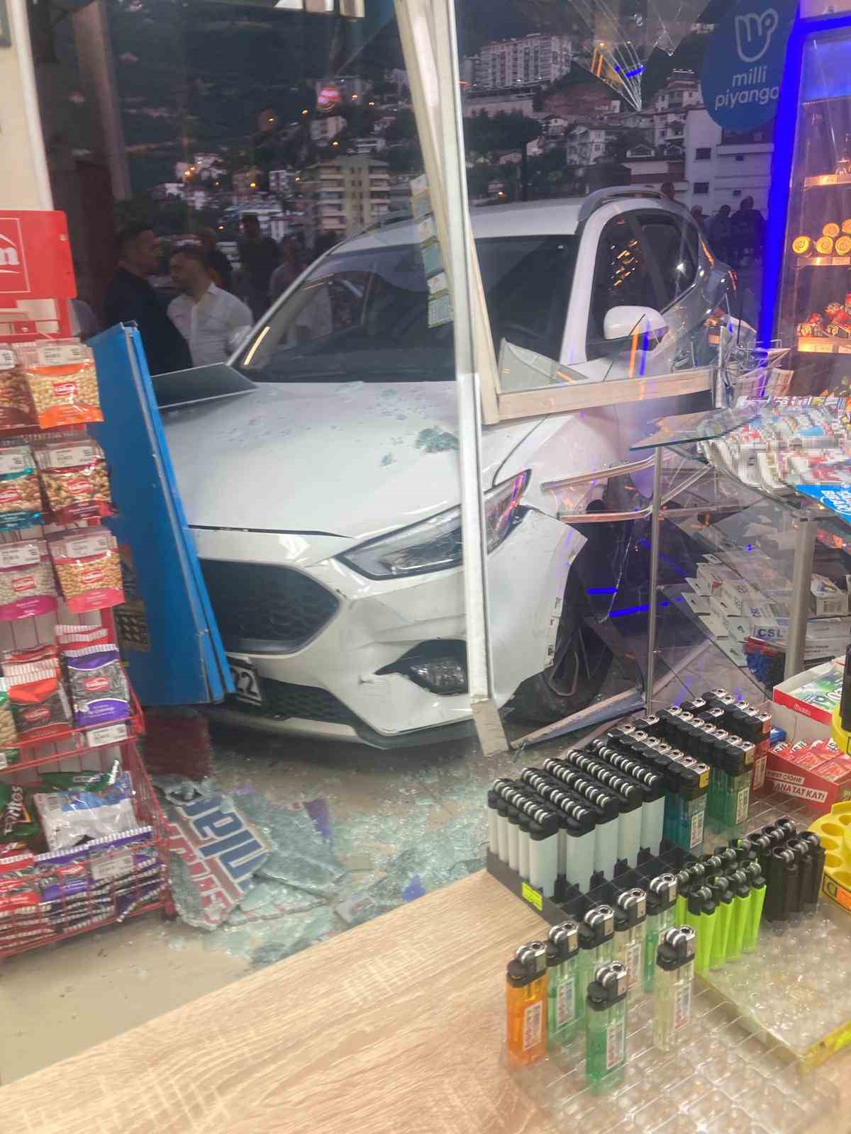 Kontrolden çıkan otomobil iş yerine daldı, facianın eşiğinden dönüldü 6 kontrolden cikan otomobil is yerine daldi facianin esiginden donuldu 2 jyfOaE72