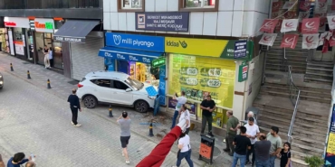 kontrolden-cikan-otomobil-is-yerine-daldi-facianin-esiginden-donuldu-8mhSIP9j.jpg