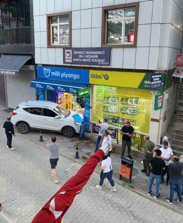 kontrolden-cikan-otomobil-is-yerine-daldi-facianin-esiginden-donuldu-8mhSIP9j.jpg