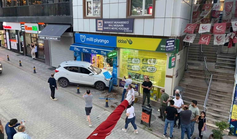 kontrolden-cikan-otomobil-is-yerine-daldi-facianin-esiginden-donuldu-8mhSIP9j.jpg