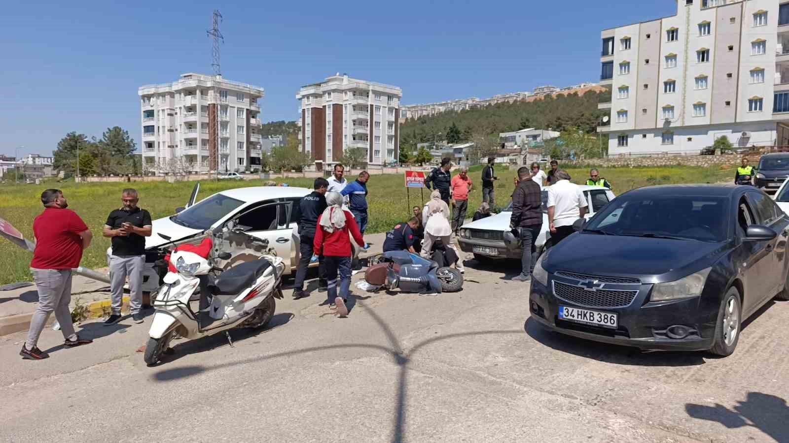kontrolden cikan otomobil isiklarda bekleyen araclara carpti 3 yarali 0 ibwQ3kAG