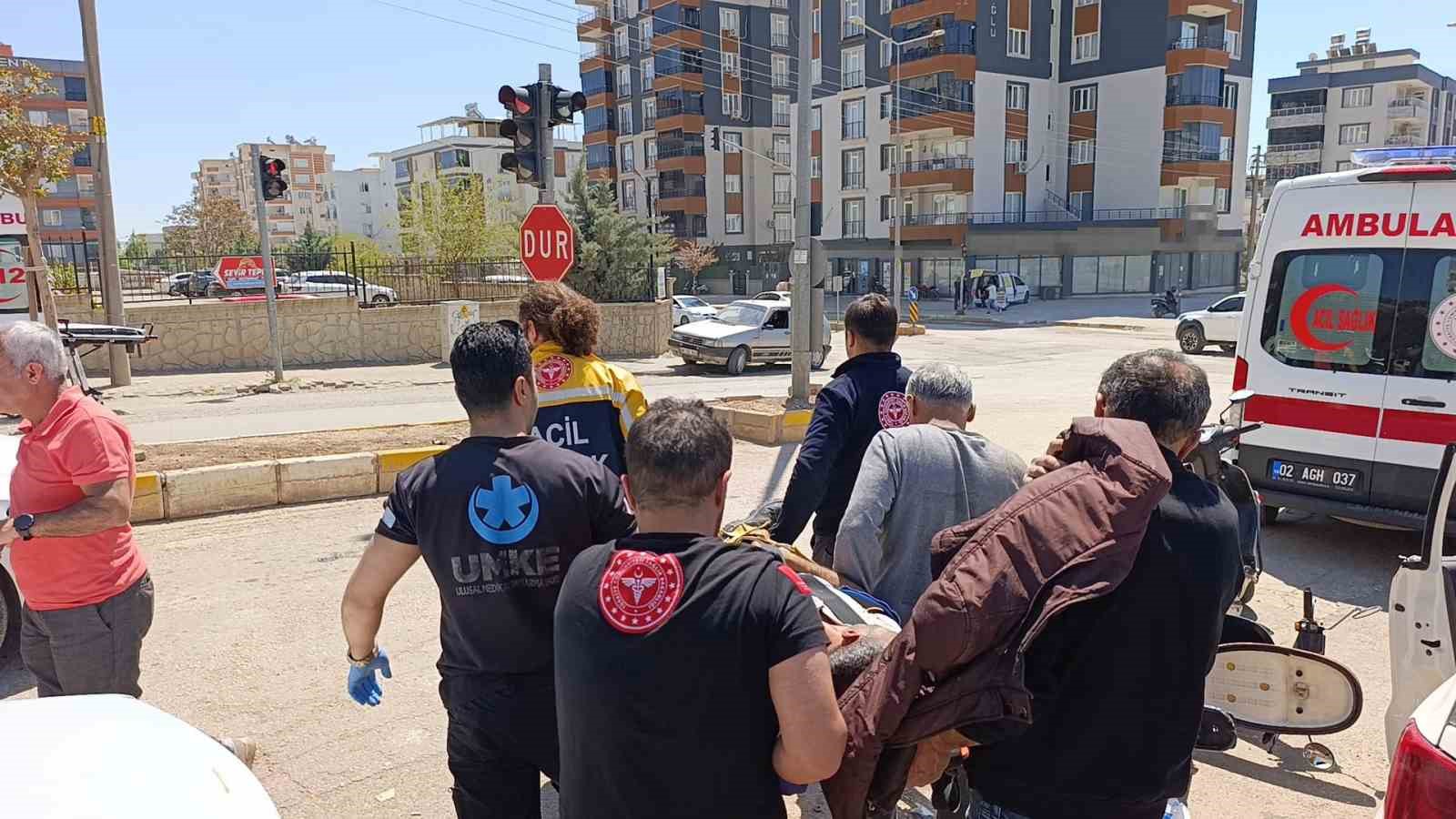 kontrolden cikan otomobil isiklarda bekleyen araclara carpti 3 yarali 1 dguSb2Ir