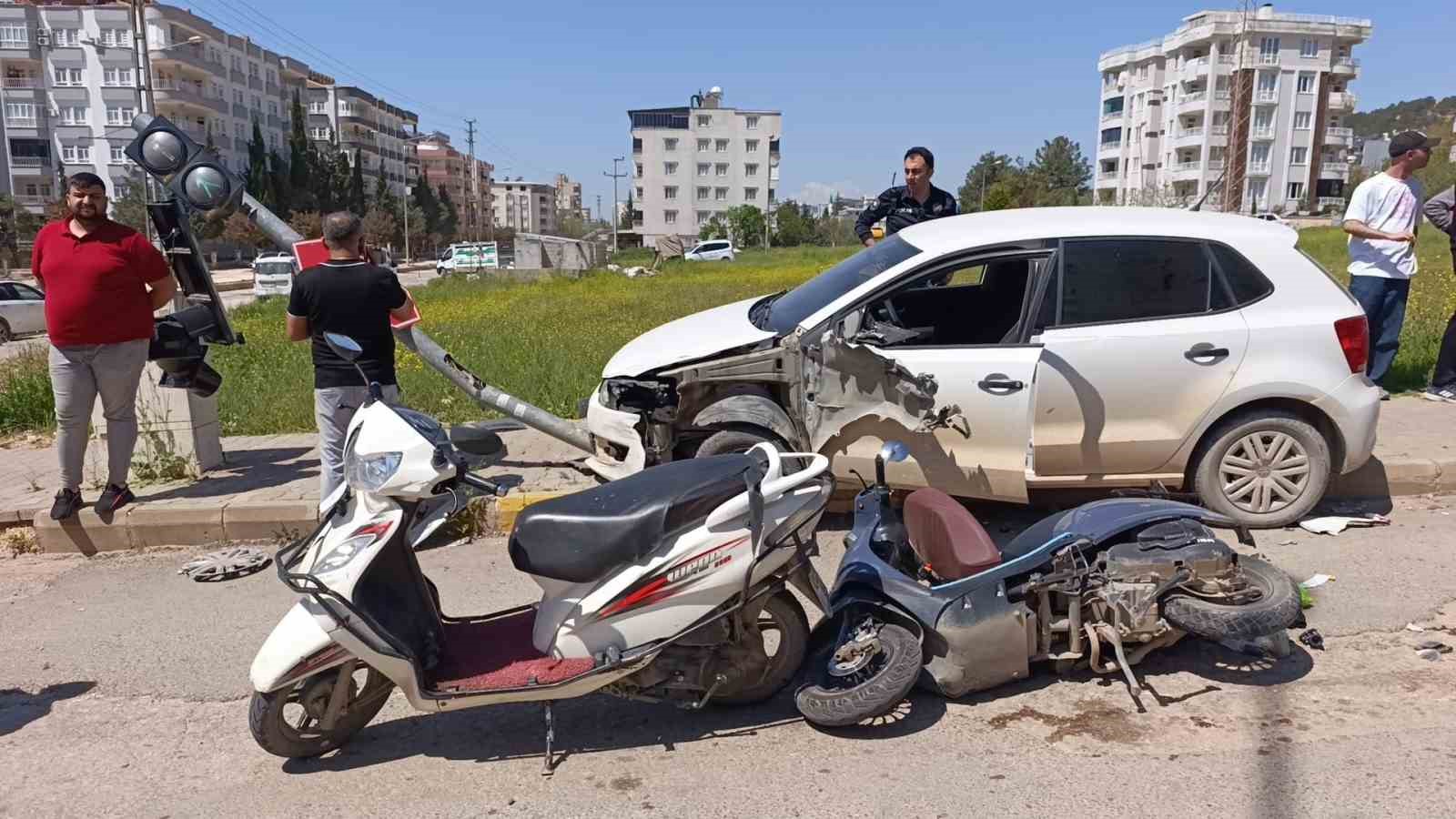 kontrolden cikan otomobil isiklarda bekleyen araclara carpti 3 yarali 2