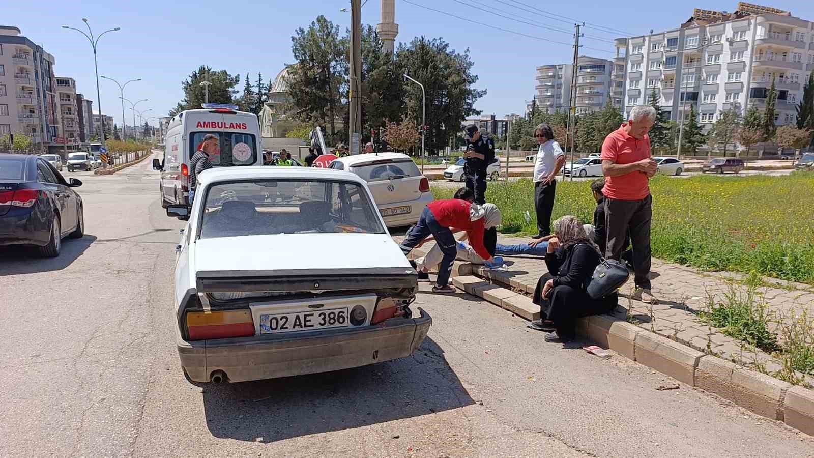kontrolden cikan otomobil isiklarda bekleyen araclara carpti 3 yarali 3 WI3ZbH1F