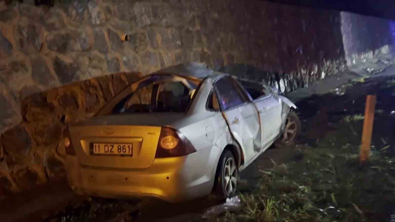 kontrolden cikan otomobil istinat duvarina carpti 2 yarali 0 AdtKsJbF