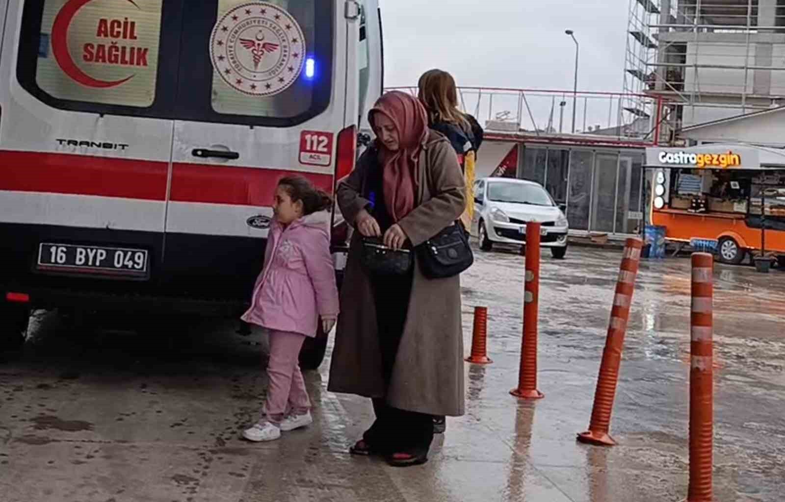 kontrolden cikan otomobil istinat duvarina carpti 4 yarali 4 IR17TYjW