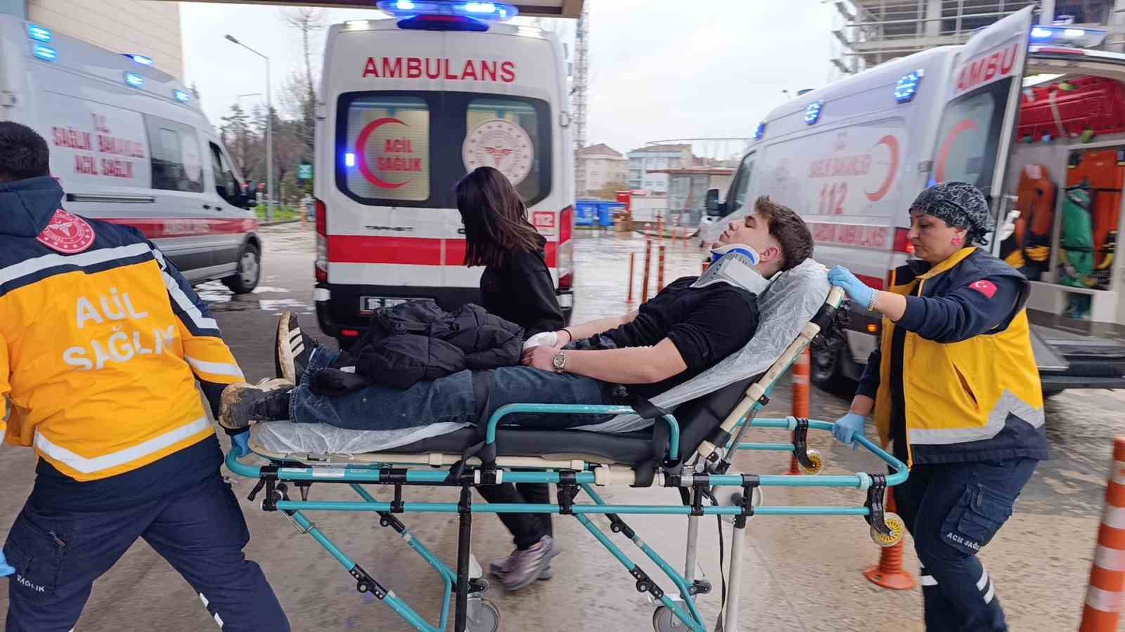 kontrolden cikan otomobil istinat duvarina carpti 4 yarali 5 GJEpetfj