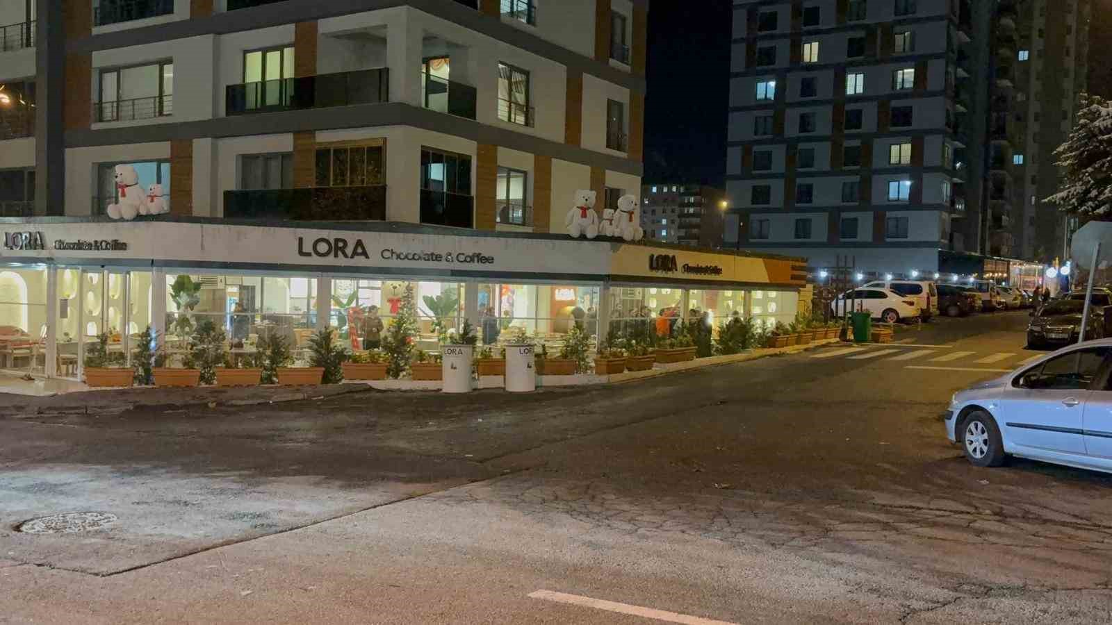 Kontrolden çıkan otomobil kafeteryaya girdi: Saniyelerle kurtuldular 6 kontrolden cikan otomobil kafeteryaya girdi saniyelerle kurtuldular 2 EWB71JcL