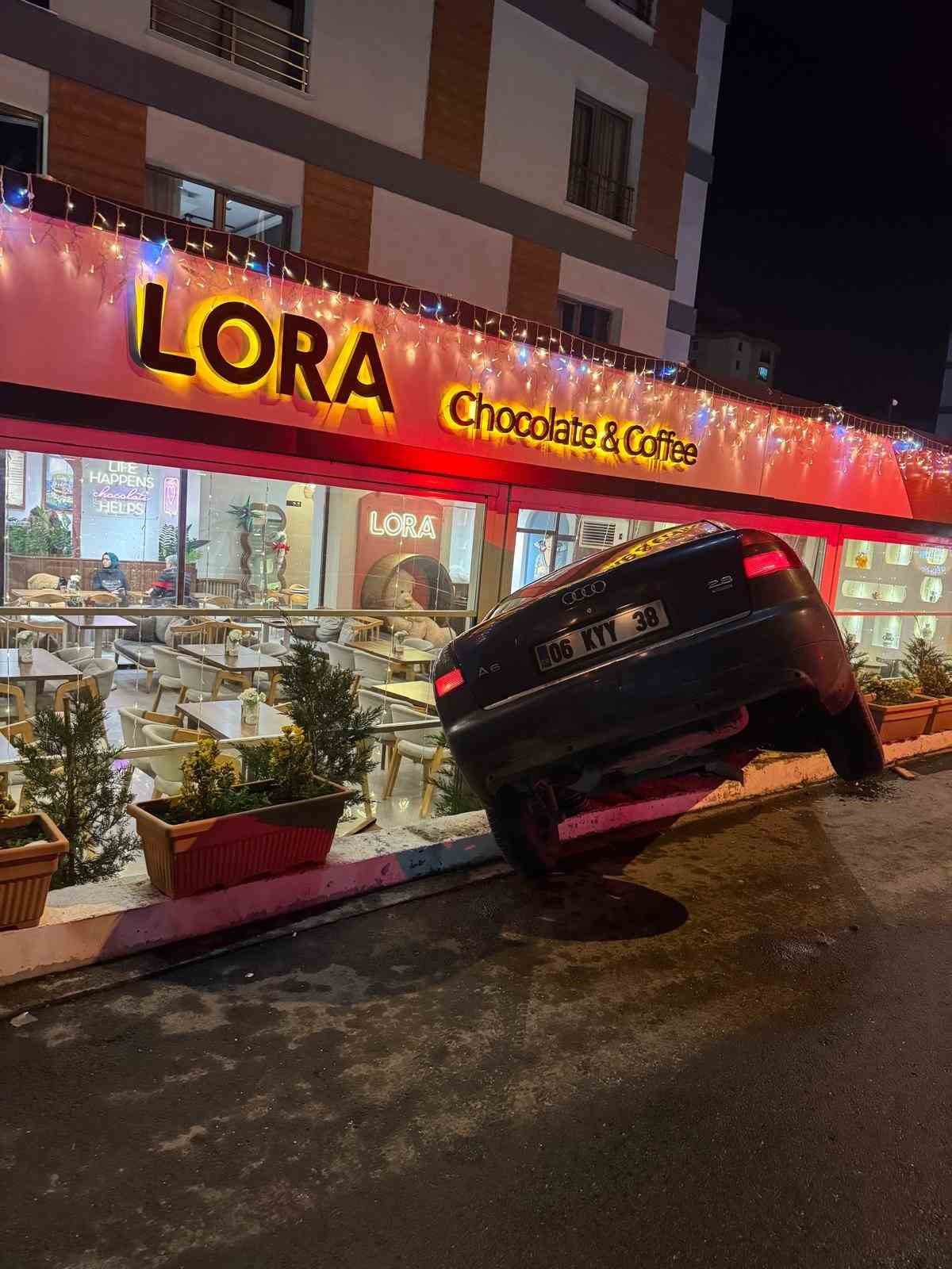 Kontrolden çıkan otomobil kafeteryaya girdi: Saniyelerle kurtuldular 8 kontrolden cikan otomobil kafeteryaya girdi saniyelerle kurtuldular 4 Ps7p14tC