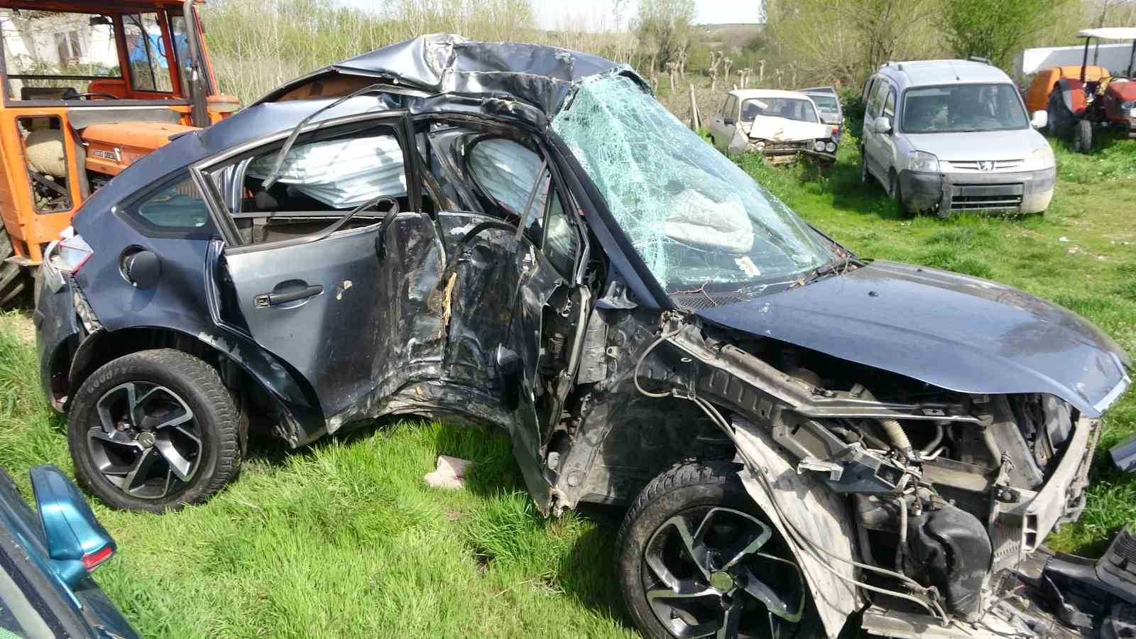 kontrolden cikan otomobil kaldirimda agaca carpti 1 olu 1 yarali 0 Q217AHBE