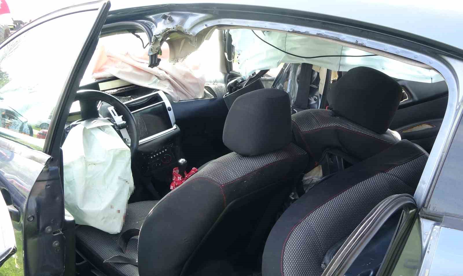 kontrolden cikan otomobil kaldirimda agaca carpti 1 olu 1 yarali 1 U5TeEBQw