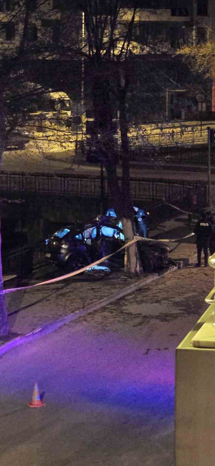 kontrolden cikan otomobil kaldirimda agaca carpti 1 olu 1 yarali 10 gjAz6Ide