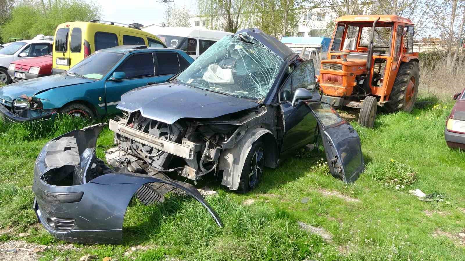 kontrolden cikan otomobil kaldirimda agaca carpti 1 olu 1 yarali 2 4zplIlJZ