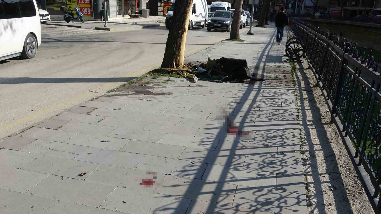 kontrolden cikan otomobil kaldirimda agaca carpti 1 olu 1 yarali 4 HOTQEhVN